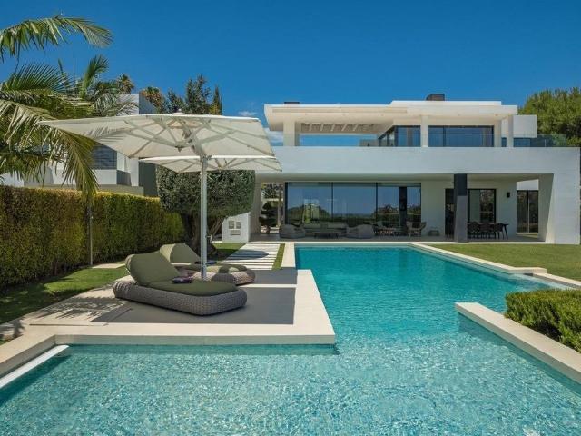 Exclusiva Villa / Chalet de 868 m2 en venta en Marbella, España