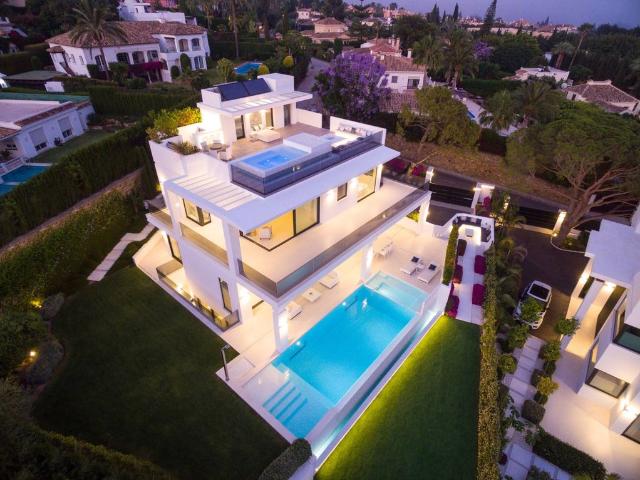 Exclusiva Villa / Chalet de 836 m2 en venta en The Golden Mile, Marbella, Andalucía
