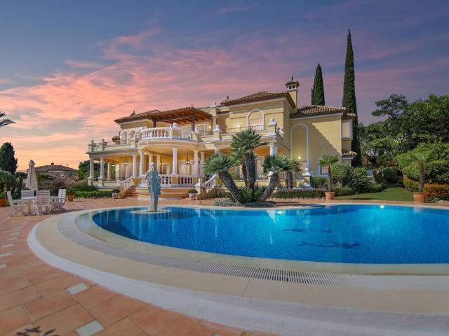 Exclusiva Villa / Chalet de 953 m2 en venta en Marbella, España