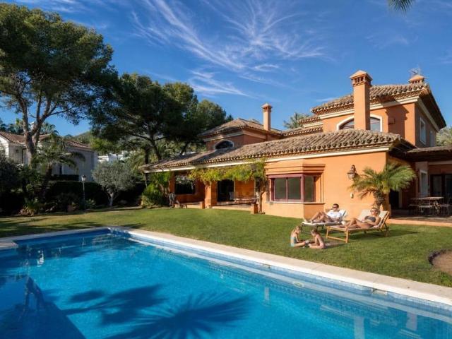Exclusiva Villa / Chalet de 922 m2 en venta en Marbella, Andalucía