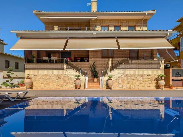 Exclusiva Villa / Chalet en venta Bañolas, España