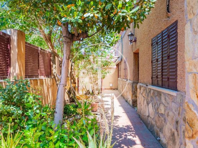 Exclusiva Villa / Chalet en venta Casco histórico de Hortaleza, España