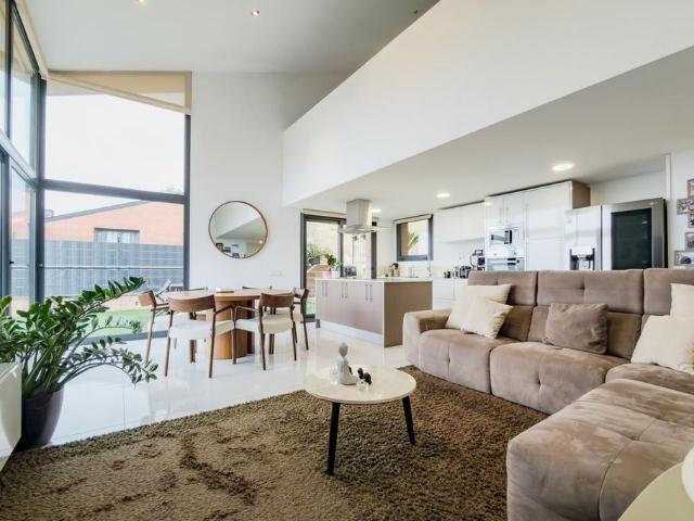 Exclusiva Villa / Chalet en venta Corbera de Llobregat, España