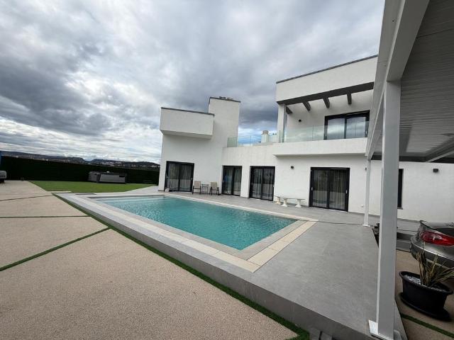 Exclusiva Villa / Chalet en venta Estepona, España