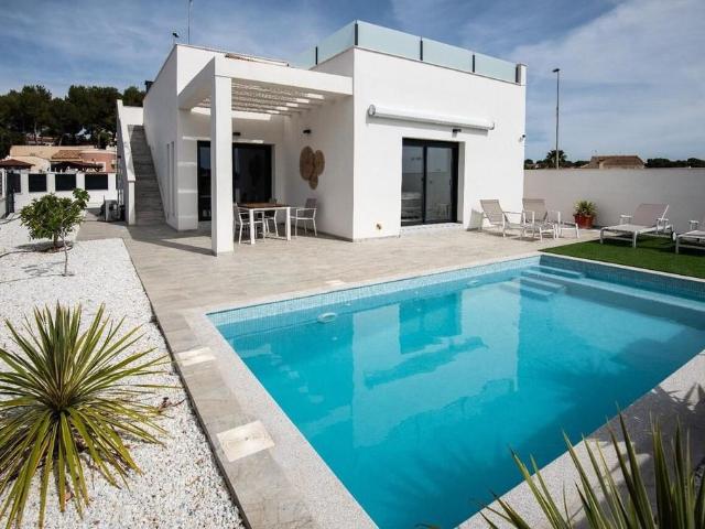 Exclusiva Villa / Chalet en venta Pilar de la Horadada, España