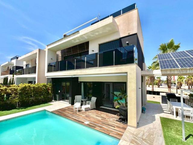 Exclusiva Villa / Chalet en venta Playas de Orihuela, España