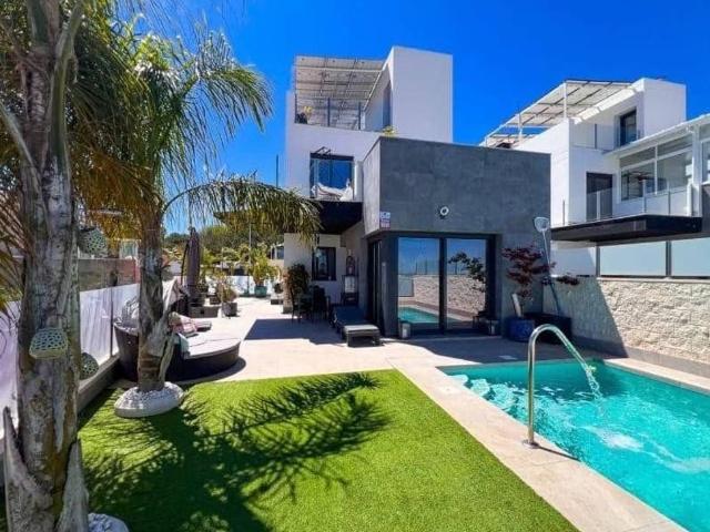 Exclusiva Villa / Chalet en venta Torrevieja, España