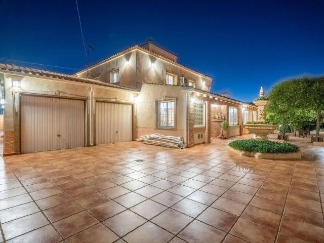 Exclusiva Villa / Chalet en venta Torrevieja, España