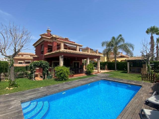 Exclusiva Villa / Chalet en venta Torrevieja, España