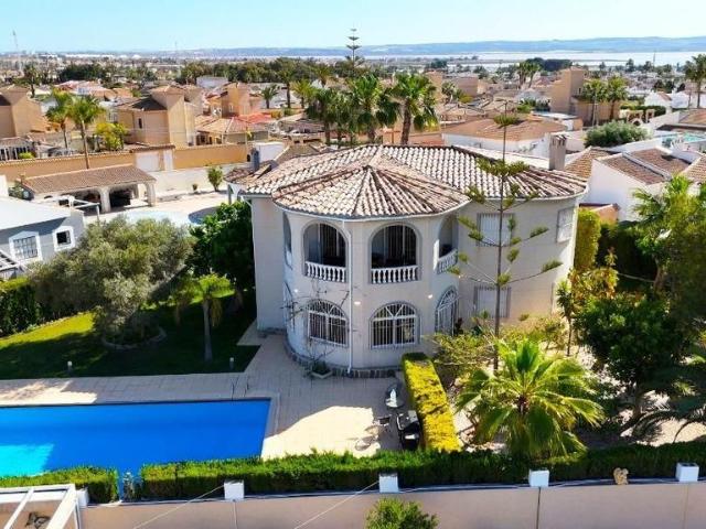 Exclusiva Villa / Chalet en venta Torrevieja, España