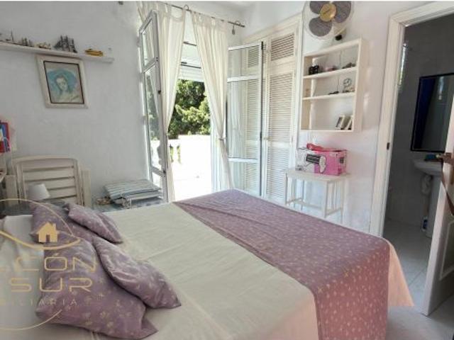 Exclusiva VILLA a 300 metros de la PLAYA DE VIRGEN DEL MAR: Jardín privado de 500m2, 5 dormitorios e