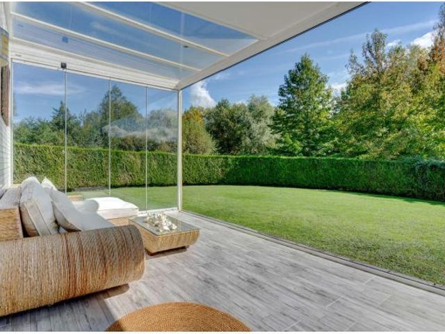 EXCLUSIVA VILLA ADOSADA EN ESQUINA, UBICADA EN EL GOLF DE HONDARRIBIA