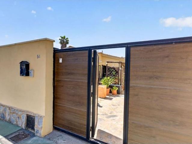EXCLUSIVA VILLA DE DISEÑO CON PISCINA PRIVADA Y PLACAS SOLARES EN LOS ÁNGELES, TORREVIEJA