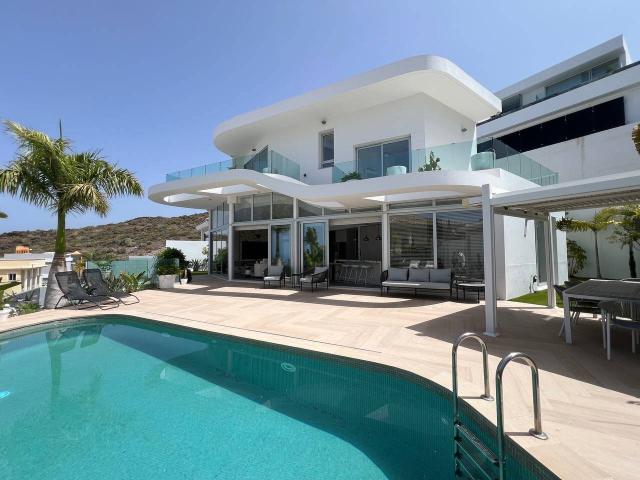 Exclusiva villa de diseño con vistas panorámicas al océano en Torviscas Alto