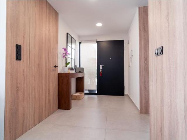 EXCLUSIVA VILLA DE DISEÑO MODERNO DE 3 DORMITORIOS CON PISCINA PRIVADA ZONA LA FINCA GOLF RESORT