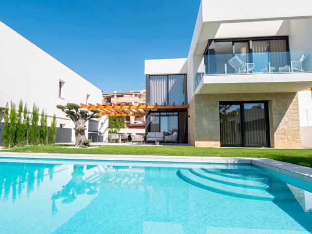 Exclusiva villa de obra nueva con piscina privada en Sierra. 217m² Finestrat