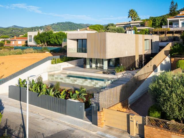 Exclusiva villa de obra nueva en Teià, situada en la prestig. 479m² Teià