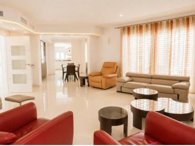 Exclusiva villa de lujo totalmente renovada a solo 300 metros de la playa en Marbesa, Marbella Este