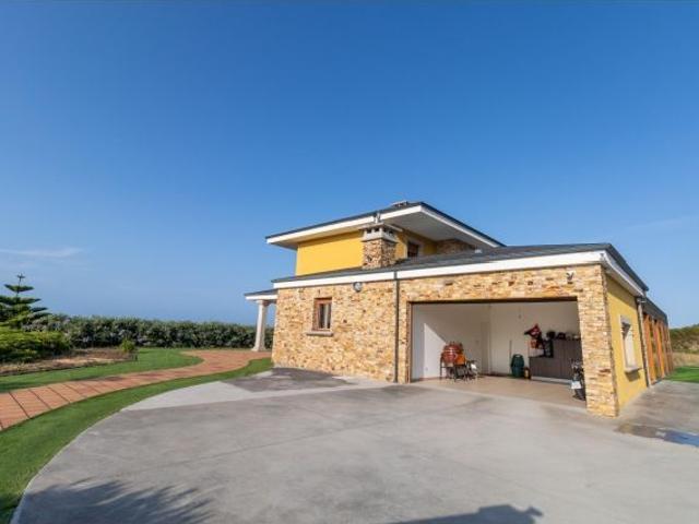 Exclusiva villa de lujo con vistas al mar a solo 100 metros de la playa