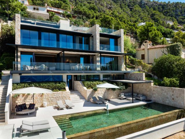 Exclusiva villa de lujo con vistas al mar incomparables – con terreno adicional opcional