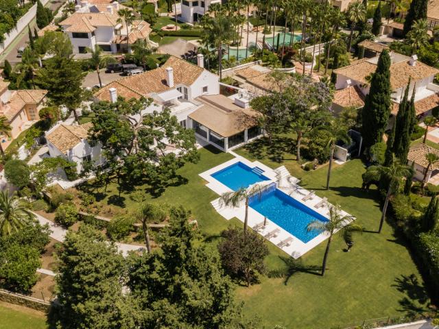 Exclusiva villa de lujo de 6 dormitorios en La Cerquilla, Marbella