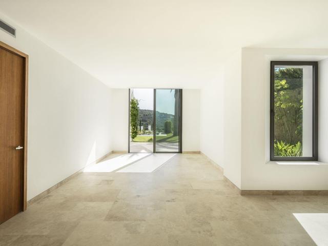 EXCLUSIVA VILLA DE LUJO DE OBRA NUEVA EN FINCA CORTESÍN, CAS. 655m² Casares