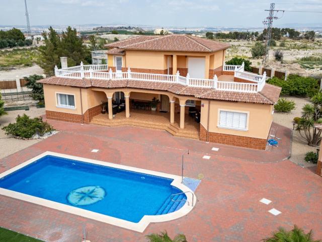 Exclusiva Villa de Lujo en 5 habitaciones y parcela de 2018 metros en Campos del Río — Lista para Entrar a Vivir