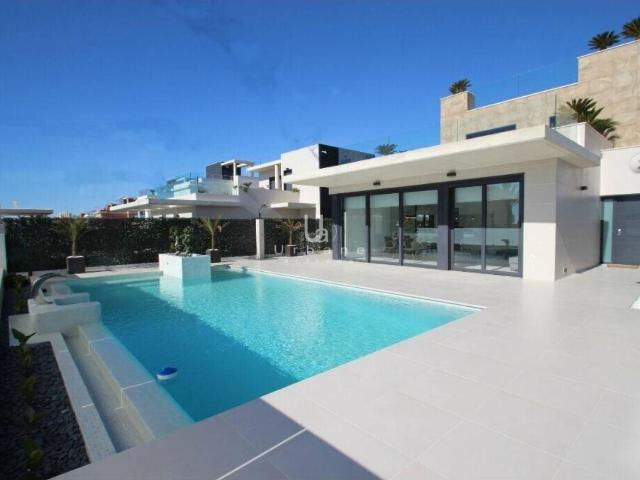 EXCLUSIVA VILLA DE LUJO EN CAMPOAMOR