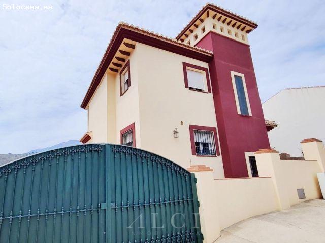 Exclusiva villa de lujo en Canillas de Albaida con impresionantes vistas