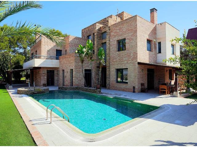 EXCLUSIVA VILLA DE LUJO EN CALLE LIRIOS · ALTORREAL