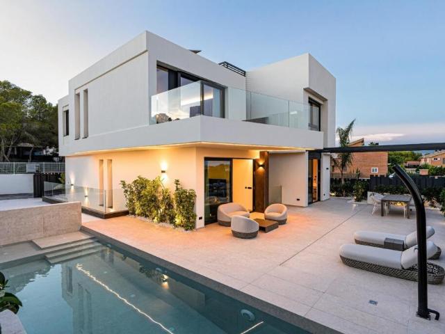 Exclusiva Villa de Lujo en Coblanca: Elegancia, Confort y Vistas Inigualables al Mar