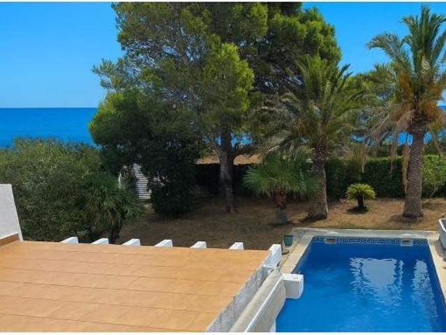 Exclusiva villa de lujo en primera línea de mar en la Costa Dorada
