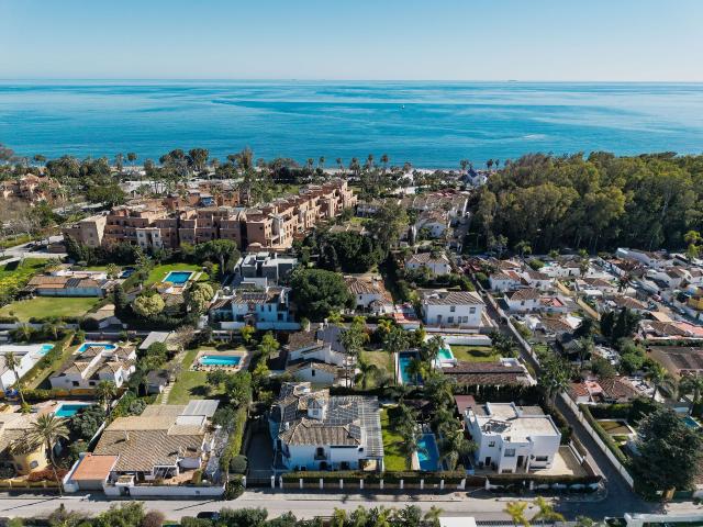 Exclusiva villa de tres plantas en San Pedro Playa
