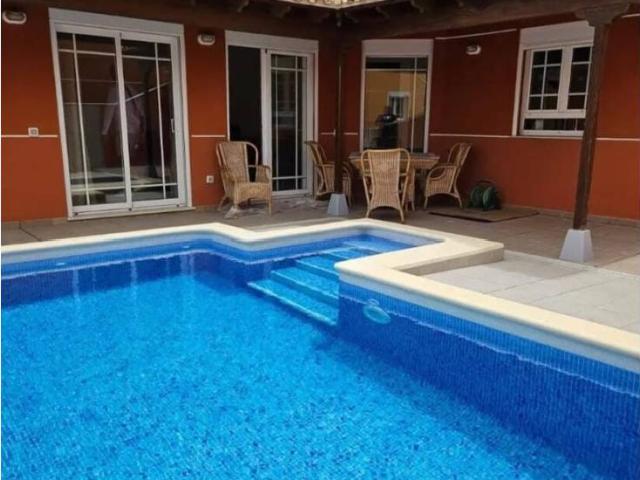 Exclusiva villa en alquiler en Los Cristianos con piscina privada y garaje