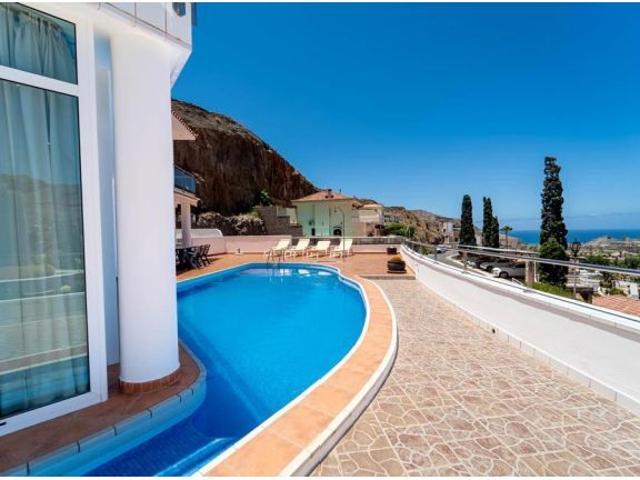 Exclusiva villa en Avenida Lechugal, Tauro