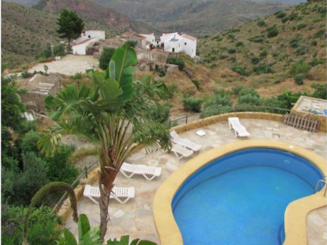 EXCLUSIVA VILLA EN BEDAR
