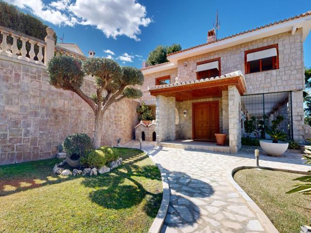 Exclusiva villa en Sierra Perenchiza Chiva | Amplitud, privacidad y una forma de vivir diferente