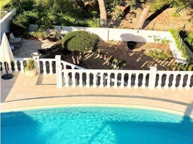 Exclusiva villa en Pinar de Campoverde: amplitud, privacidad y rentabilidad
