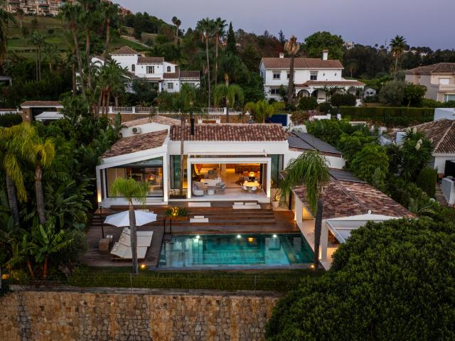 Exclusiva Villa en Primera Línea de Golf con Piscina Climatizada y Vistas Panorámicas en Nueva Andalucía
