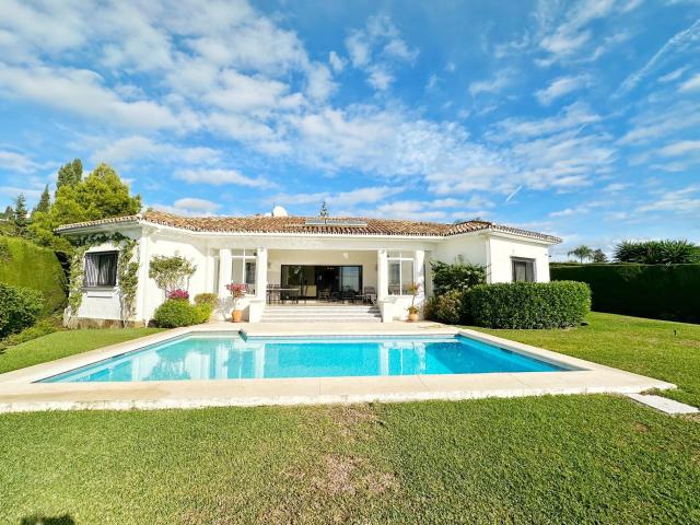 Exclusiva villa en primera línea de golf en El Paraíso, Benahavís – lujo, privacidad y vistas espectaculares