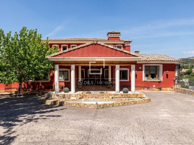 Dils Lucas Fox presenta esta exclusiva villa en venta en la. 1019m² Monte Rozas