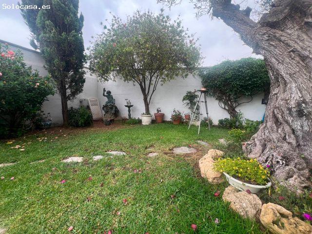 Exclusiva villa independiente en segunda línea de playa con impresionantes vistas al mar y la montañ