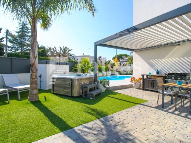 Exclusiva villa moderna con piscina y jacuzzi en una zona pr. 155m² Empuriabrava