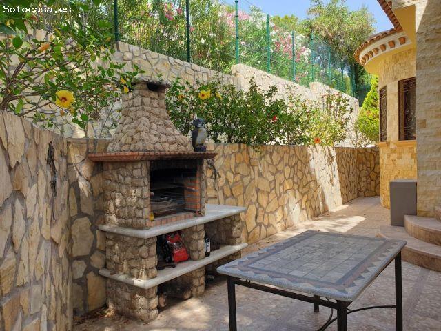 EXCLUSIVA VILLA MEDITERRÁNEA CON PISCINA INFINITA Y PARCELA PRIVADA A 300 METROS DE LA PLAYA EN CAMP