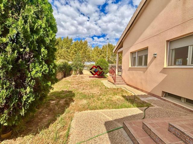 Exclusiva villa sobre parcela de 700 m2 con piscina y posibilidad de construir una segunda vivienda