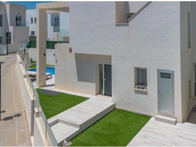 EXCLUSIVA VILLA SEMINUEVA CON PISCINA PRIVADA, GRAN SÓTANO Y VISTAS AL MAR EN LOMAS DE CABO ROIG