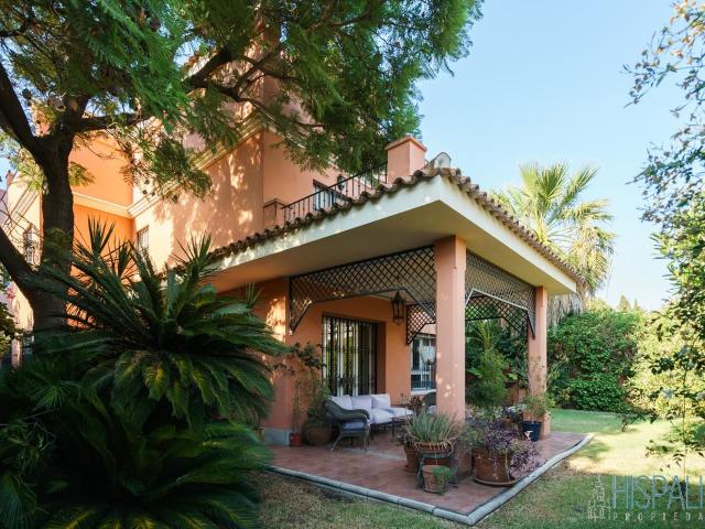 Exclusiva Villa Señorial en La Palmera: Un Oasis de Elegancia y Comodidad