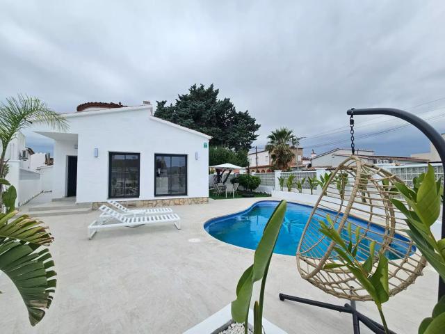 Exclusiva villa renovada con piscina privada en Empuriabrava. 143m² Castello d'Empuries