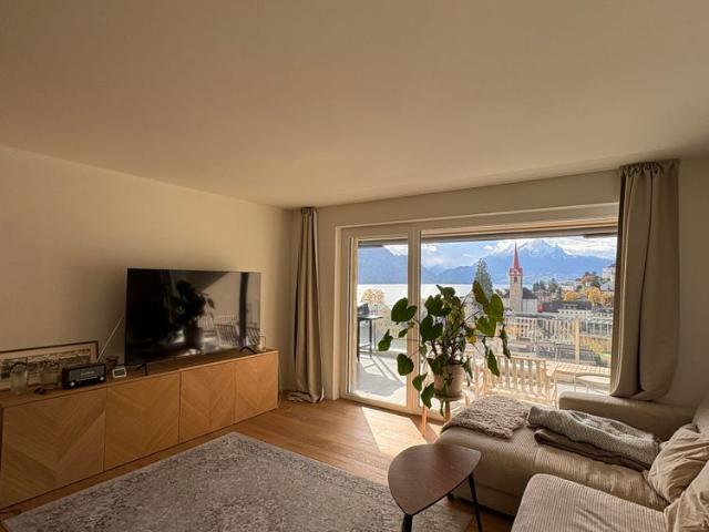 Exclusive 3.5 room apartment on the 4th floor with lake view