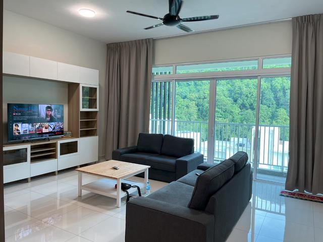Exclusive Corner Hillview Seaview Condo Near Uplands School